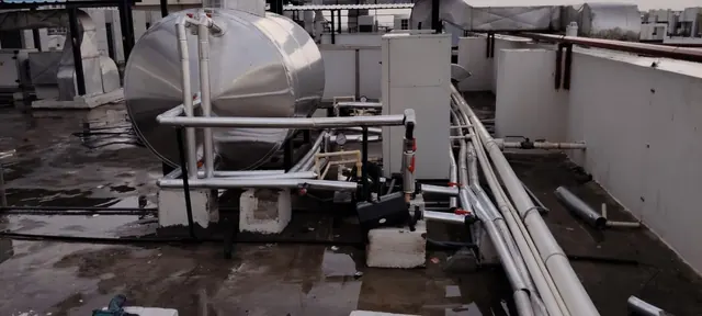 Rooftop installation with insulated tank and pipework